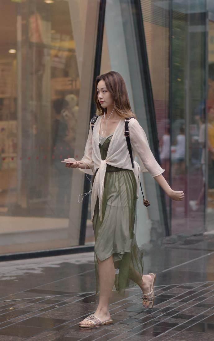 穿着牛仔抹胸连衣裙的小美女街头自拍，颜值非常高而且可爱!