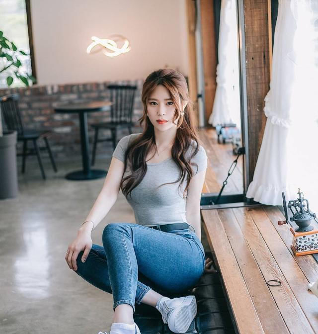  优雅■身材纤细的牛仔裤小姐姐,带来强烈视觉冲击,回头率特别高!