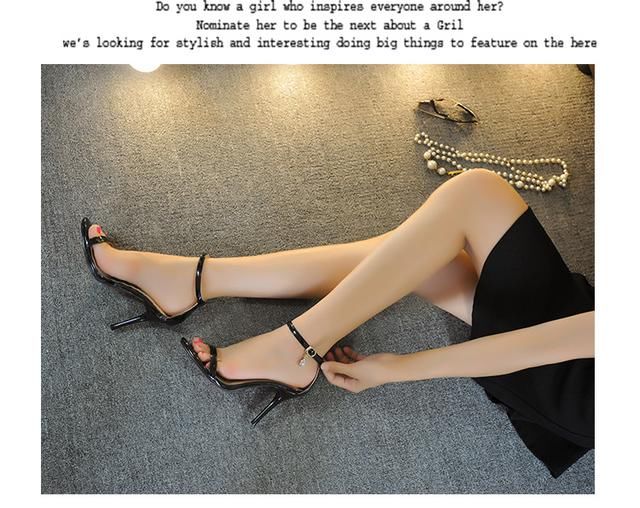 一字带高跟凉鞋，完美展现曼妙身材，众人之中尽显女神风范