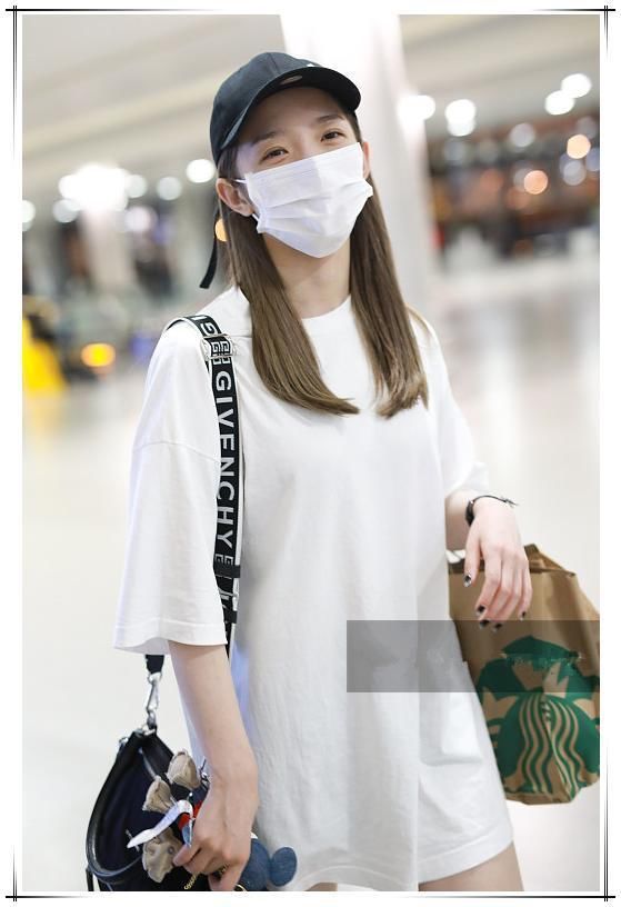 没梅婷的气质真别把T恤当裙子穿，像孟美岐一样穿成大妈就尴尬了