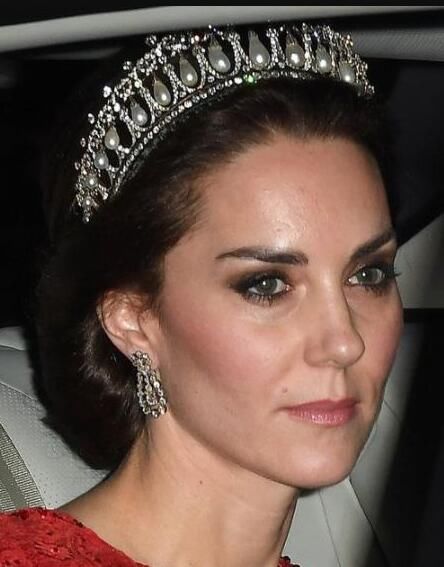 各国王妃戴皇冠:戴安娜优雅,凯特面无表情,瑞典王妃气质华贵!
