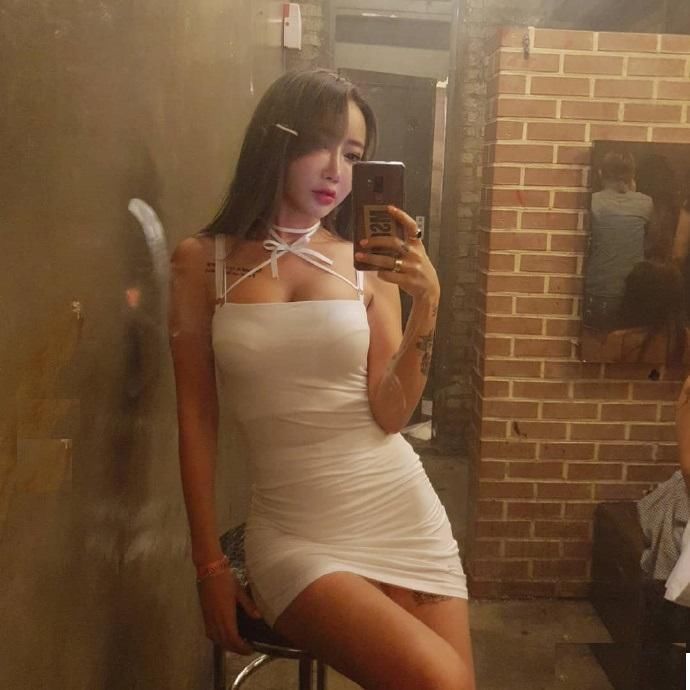 那些夜色下性感撩人的美女们 每个都是猎高富帅的好手!