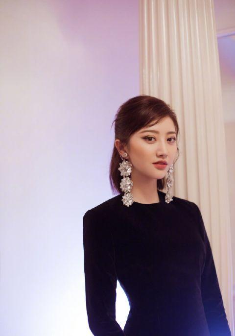 30岁景甜穿黑色短裙亮相 尽显女神气质