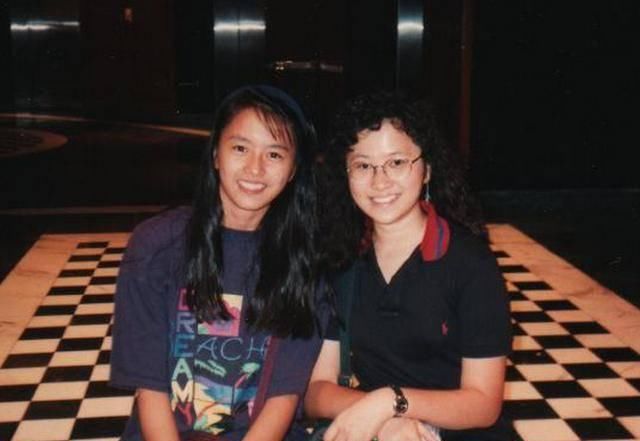  【风格】梁咏琪晒90年代旧照，罕见长发造型，女儿Sofia：这不是你的风格