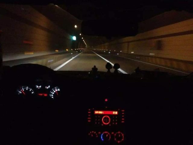  技巧：夜间高速路行驶小技巧，新手和老司机都要注意