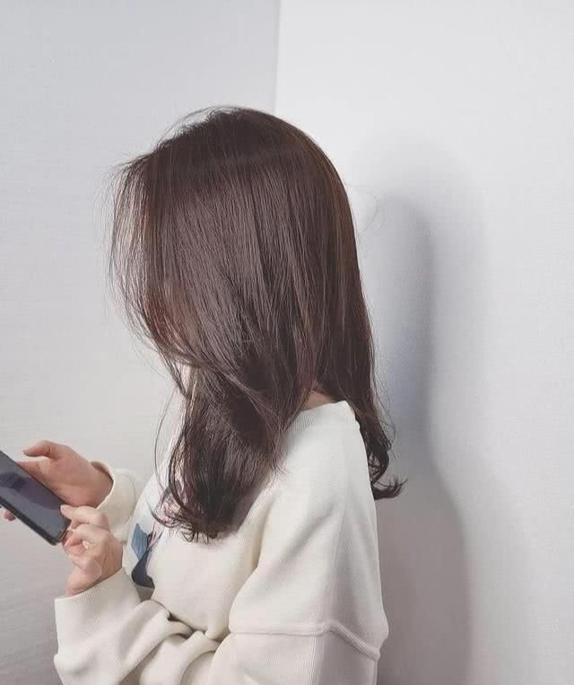  [气质]换季也该换发色了，今天春天流行巧克力色，显白不说还提升气质