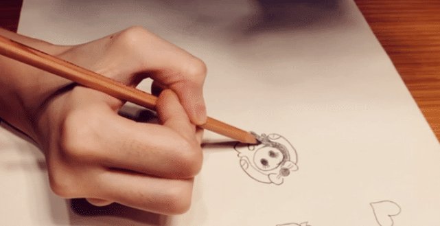  作品：古力娜扎素颜出镜晒绘画作品, 皮肤自带高光清纯不输郑爽