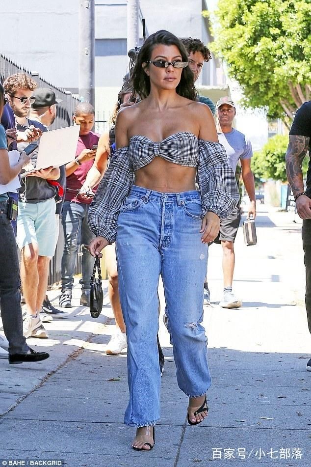 卡戴珊大姐穿蓝色高腰牛仔裤拉高身材，上衣的布料真是少到可怜！