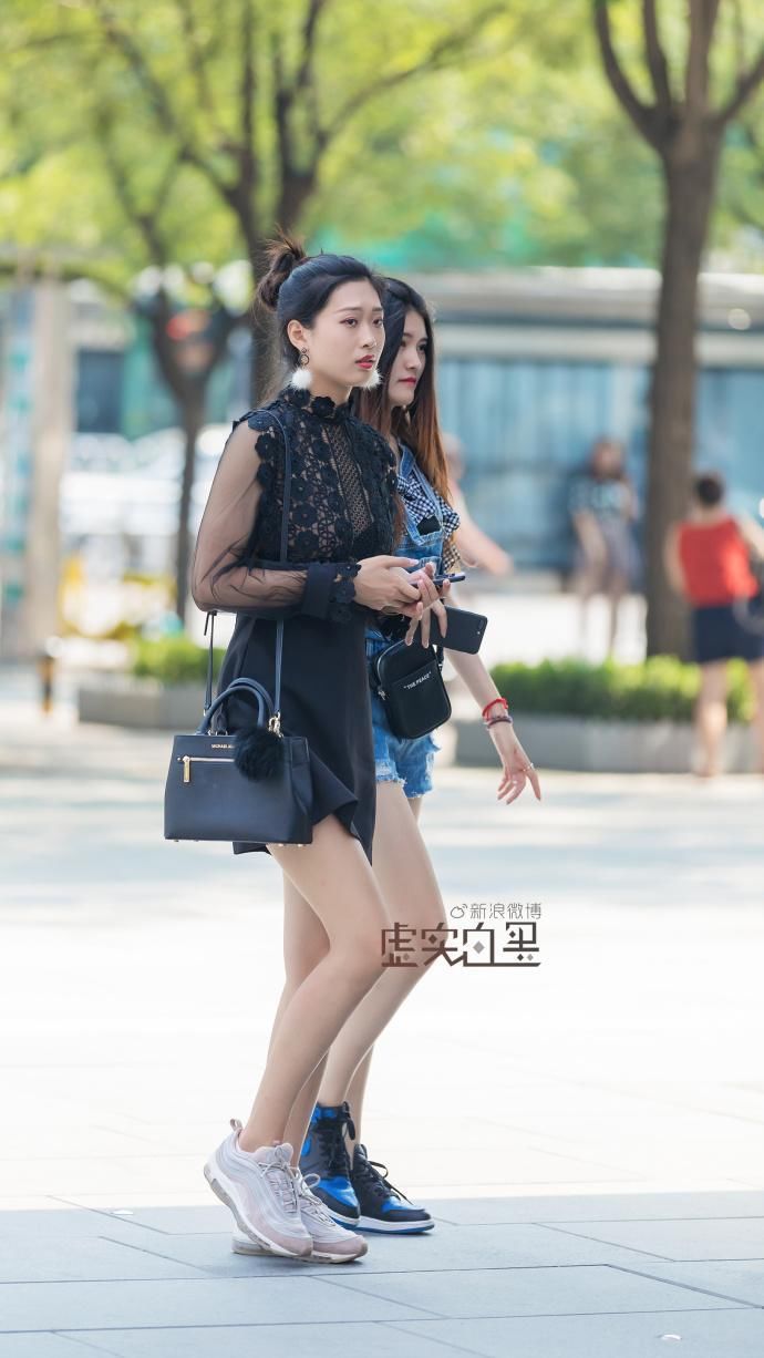 一款白T恤让“下装消失”，秀出美白大腿，女神穿衣就是任性!