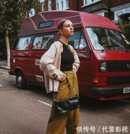  [特别]别再穿老爹裤了！今天流行“云朵裤”遮肉肉显身材，这么穿贼好看
