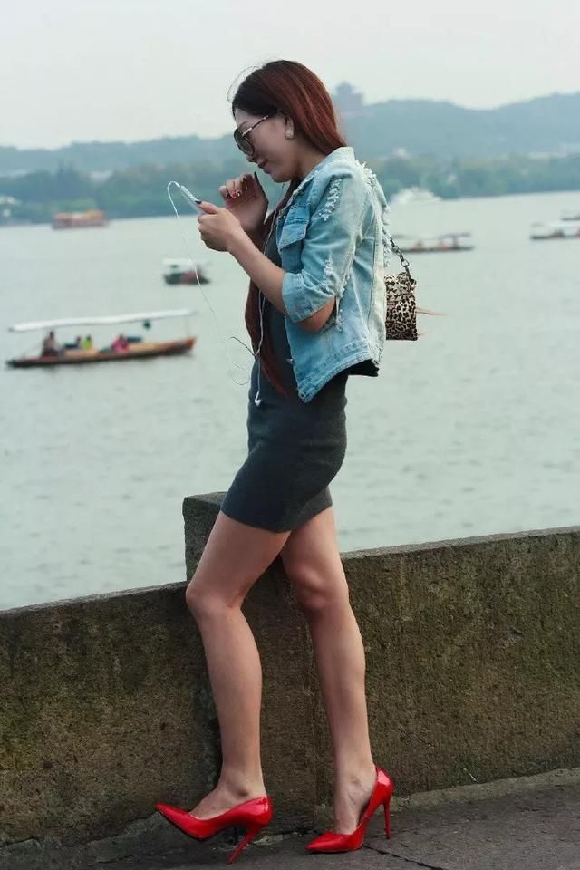 女生|女生穿上高跟鞋,气质典雅更美丽