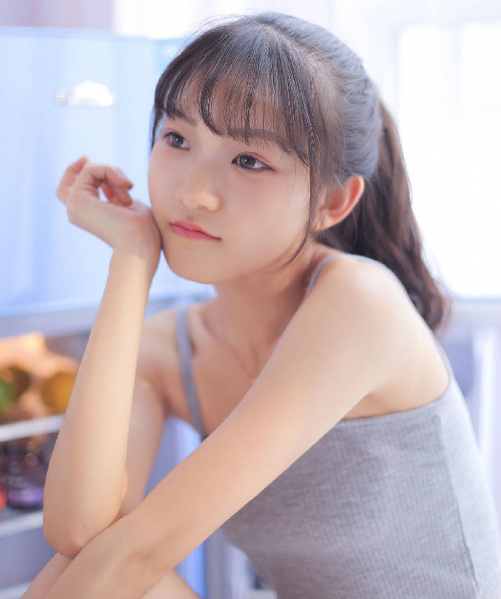 美女模特有着S型曲线的高挑身材，修长白皙的美腿，极致勾人