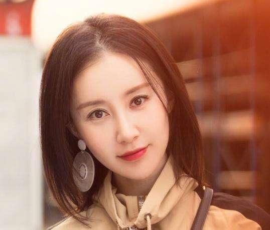 舒畅这次真要火了，脚踩“隐形靴”惊艳海内外，好美