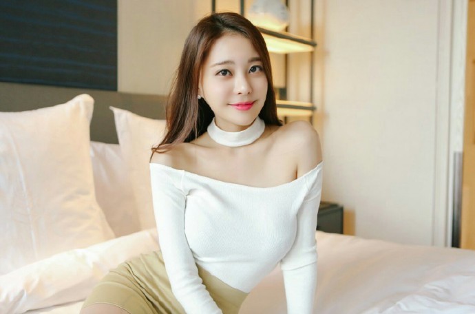 小姐姐这样一身白色包臀裙，凭“实力”hold住全场!