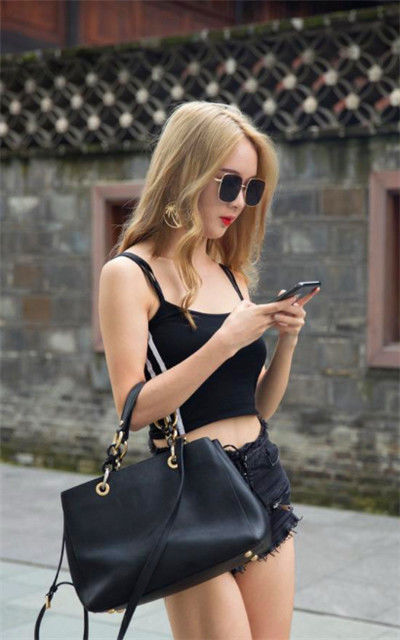 大气|街拍:身姿挺拔美丽大方的小姐姐,一身潮流时尚的穿搭,温柔中不失大气