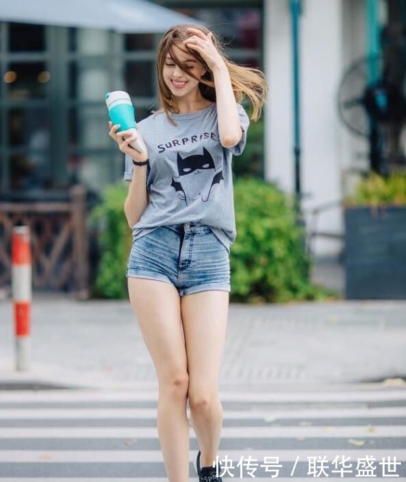 【 美女】显得身材更加高挑!,腿型笔直的牛仔裤美女