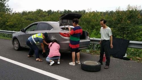  [驾照]高速换备胎驾照被扣光！车主纳闷：停应急车道有错还是备