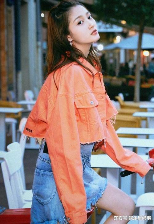 关晓彤为了时尚豁出去了,把外衣剪掉一半,网友:鹿嫂太有型了