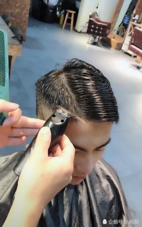 梳着死亡中分的小哥剪了一个新潮的发型,剪完秒变小狼狗,网友: