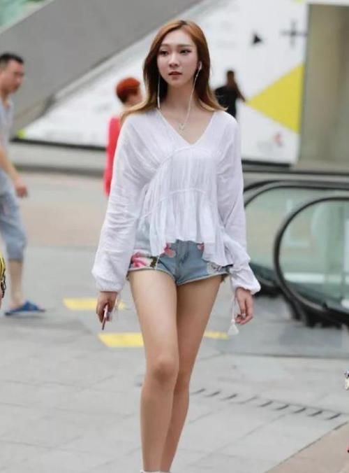 『搭配』街拍:面带笑容的小姐姐,一件白色上衣配牛仔短裤,青春靓丽气息