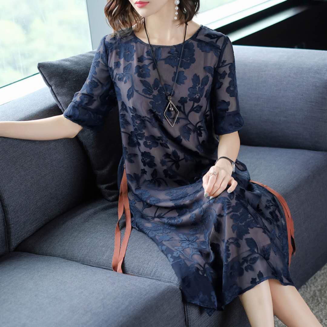 55岁妈妈太有眼光，穿这款妈妈装，太洋气了，美得不像老年人