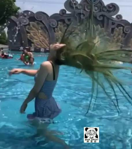 小姐姐模仿“网红甩发”，谁知用力过猛，“绿头发”漫天飞舞！