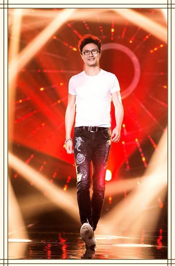 当汪峰脱下皮裤换上紧身裤，网友直呼：辣眼睛！这八字腿型太尴尬