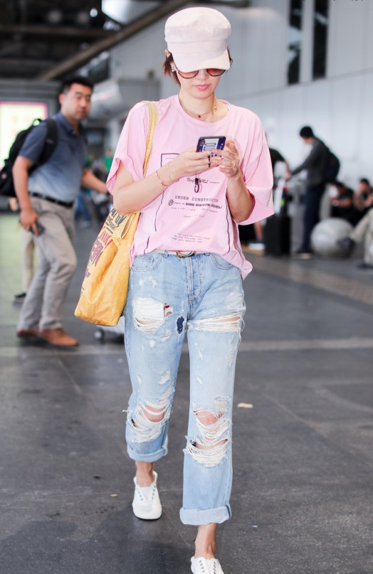 马伊琍真邋遢？泛黄的破洞牛仔裤搭配粉色上衣，显得真脏！
