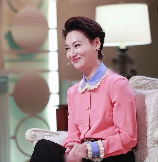 相差37岁撞衫，惠英红输了年龄赢了气质!网友:看不到她的皱纹!