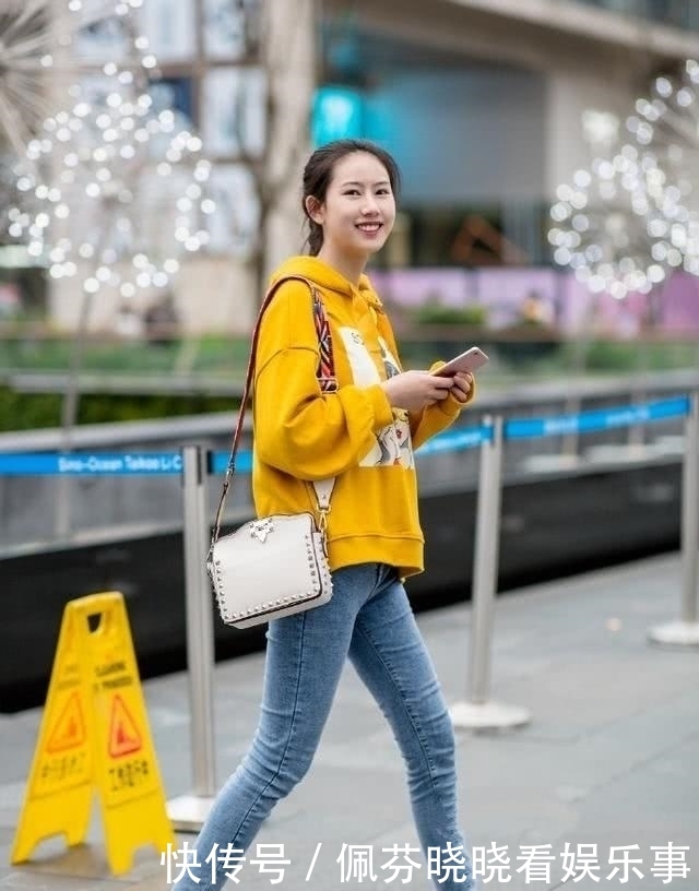  「印花」路人街拍，小姐姐牛仔热裤搭配印花开衫，充满动感魅力