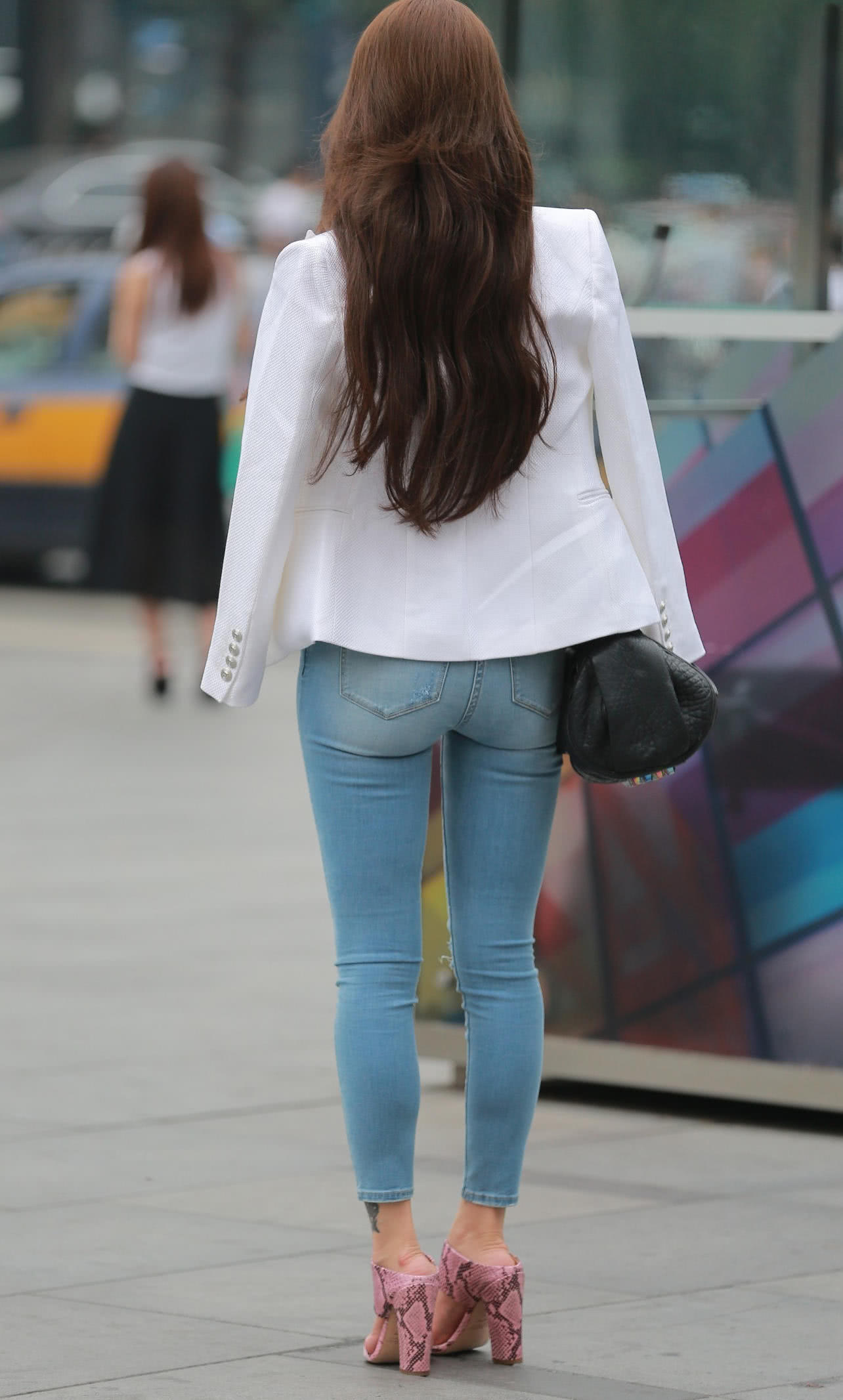 牛仔裤小姐姐翘臀浑圆，饱满的上围波涛汹涌，全身散发的风情挡不