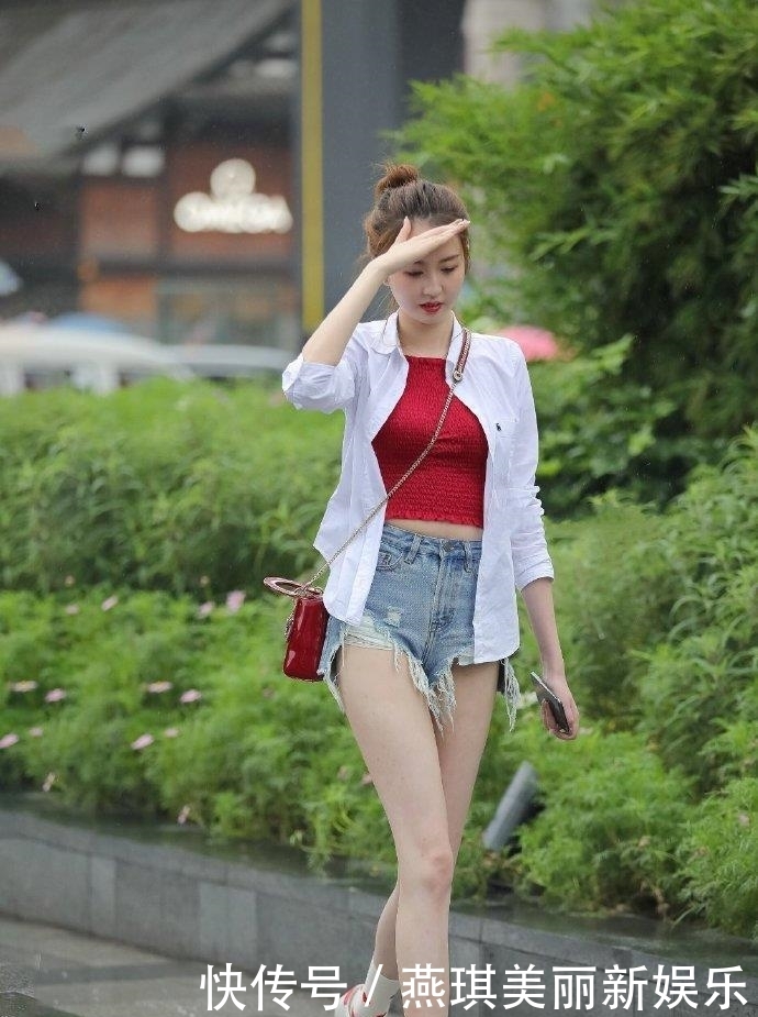  『美腿』街拍：小姐姐白色衬衣搭配牛仔短裤，满屏幕的高挑美腿！惹人爱！