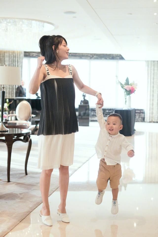 张嘉倪穿吊带背心出街，风一吹尴尬了，网友:看得我强迫症都犯了