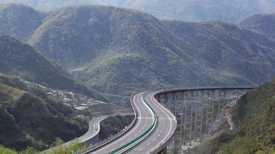 中国这座大桥被夸“建得像龙”，跨越2座大山，司机像在坐过山车