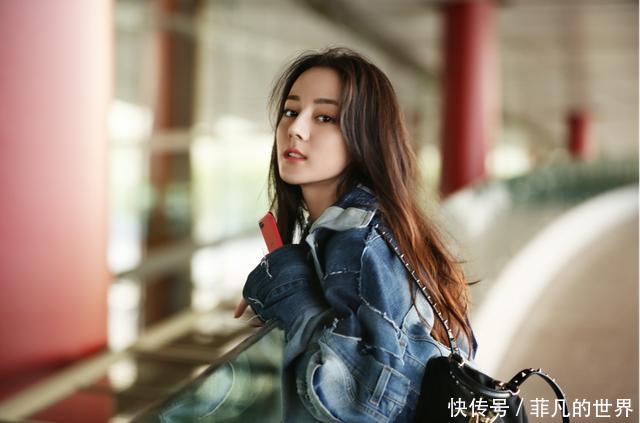 迪丽热巴搭配超短吊带裙,网友直呼可不敢遇到刮风天气!