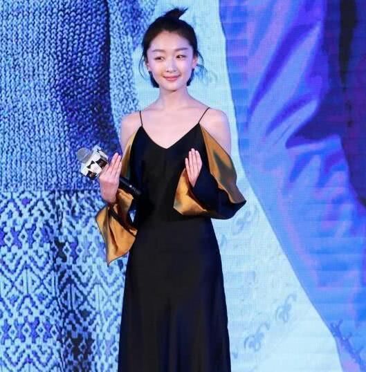 黑色性感吊带裙:周冬雨吴昕输了， 刘雯如女王倪妮风情万种