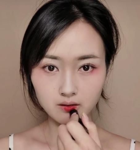  样子|阿姨粉仿妆“陈芊芊”，开始：别博取关注了，看到成品：这就是本人吧！