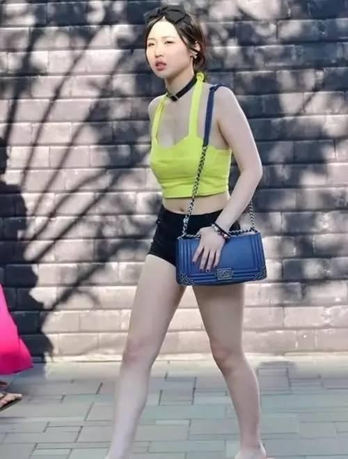 黄色吊带抹胸搭配短裤，亮色夺目吸粉无数