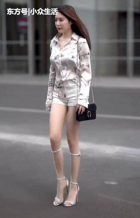 好看|美女真丝衬衫配热裤,奇怪的造型:越简单越好看!