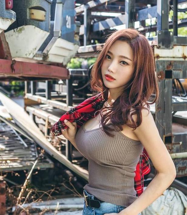 当健身美女走出健身房后，凹凸惹火的身材，仿佛这世界只有她