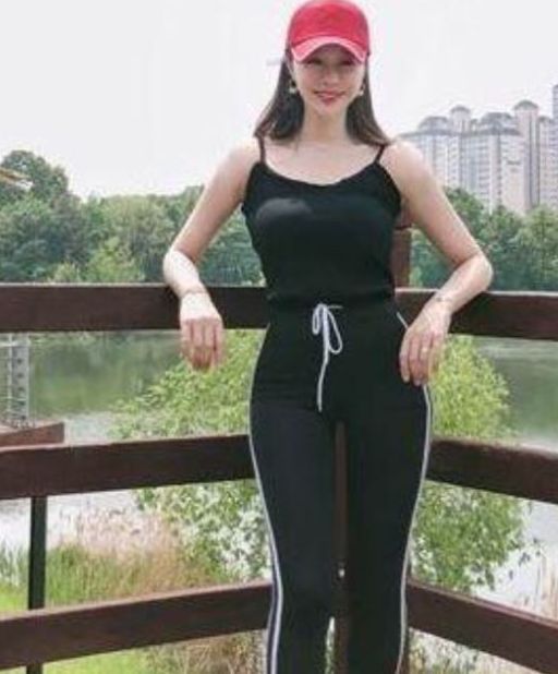 女神必备：清纯妹子都喜欢显身材的打底裤，舒适度满满