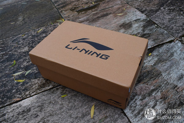 上了时装周，跑鞋也“变潮”-李宁轻云减震跑鞋开箱篇