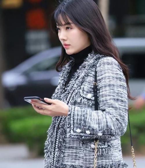  『粉色』养眼女神街拍：软玉温香的美女，一件白色背心配粉色裤子，时尚清爽迷人