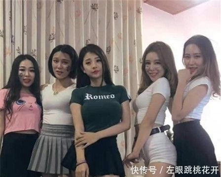  「落落大方」时尚美女街拍妹子的装扮十分清新可人，彰显落落大方的气场！
