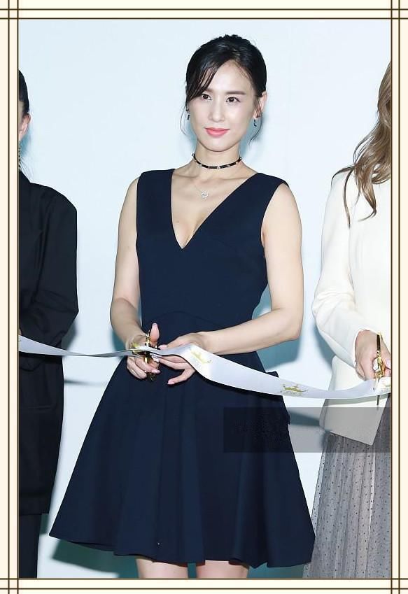 当35岁黄圣依和40岁刘涛同穿深V裙，才发现性感与优雅差距有多大