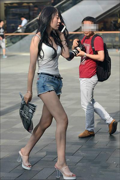 街拍：时尚的牛仔短裤美女，浑身充满了女人的魅力！