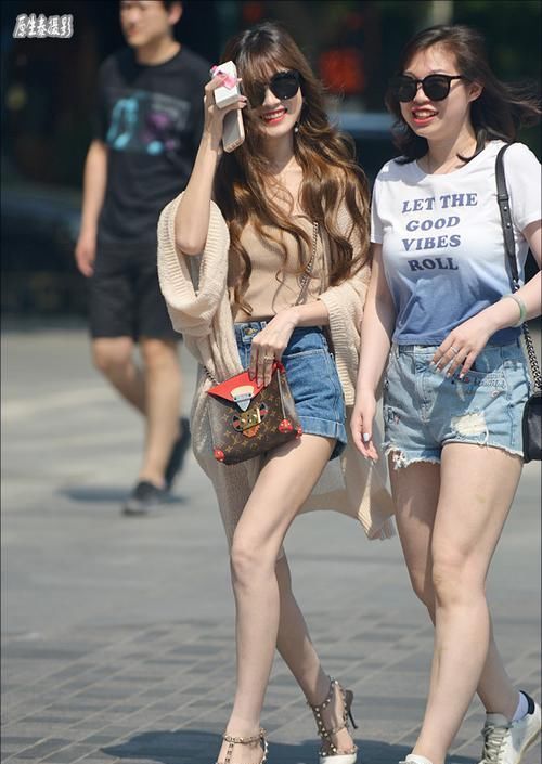  「晃眼」女神潮范儿美搭！街拍：夏日清凉性感美女，太晃眼了吧？（组图）