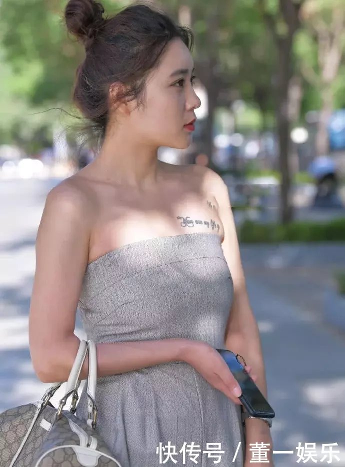 裹胸连衣裙绷住小姐姐风韵的身材，纹身位置恰到好处，下垂也很吸