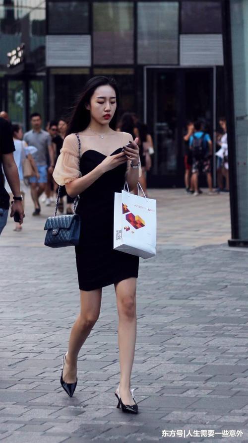 街拍路人，穿搭精致的丽人，亭亭玉立，悠闲漫步，尽显优雅魅力