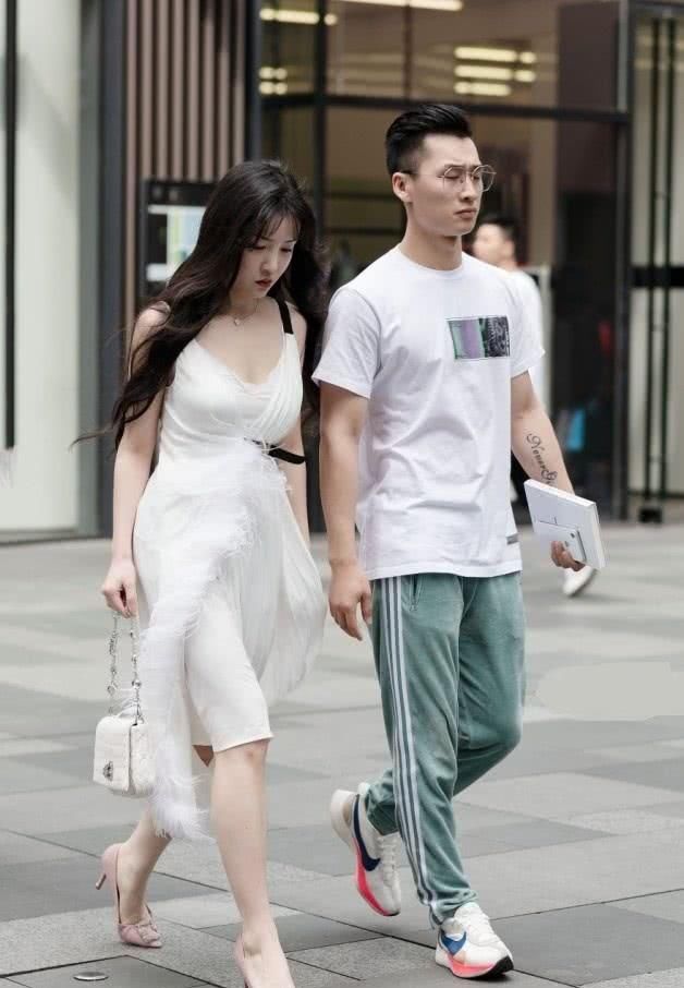  耐克■有种“姐弟恋”叫“你穿耐克，我穿高跟”，一个盛装出行，一个随意穿搭！